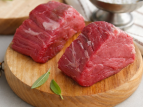 Dos curtes gruesos de filetes de ternera.