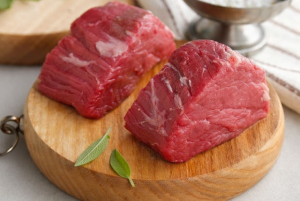 Dos curtes gruesos de filetes de ternera.