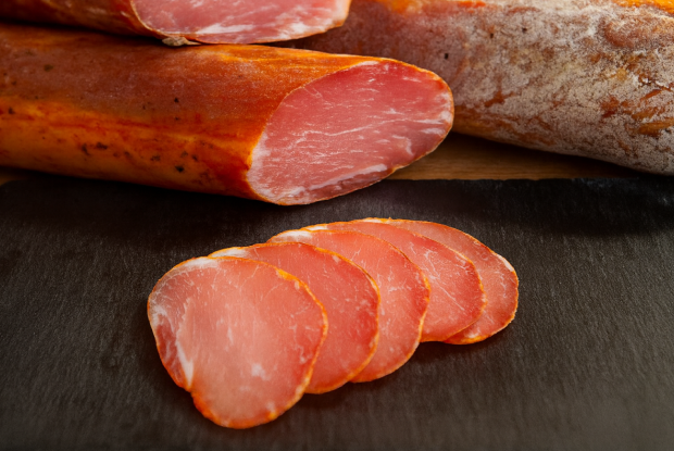 Lomo de cerdo embutido y cortado.