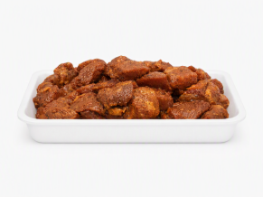 Bandeja de carne de cerdo adobada.