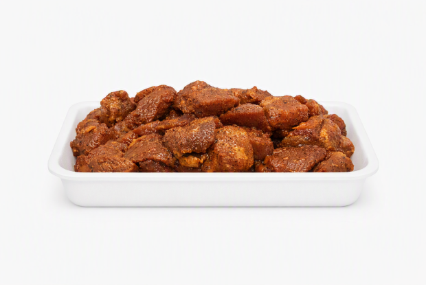 Bandeja de carne de cerdo adobada.