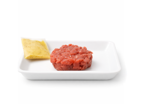 Safata d'steak tartar amb bossa de salsa.