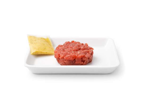 Safata d'steak tartar amb bossa de salsa.