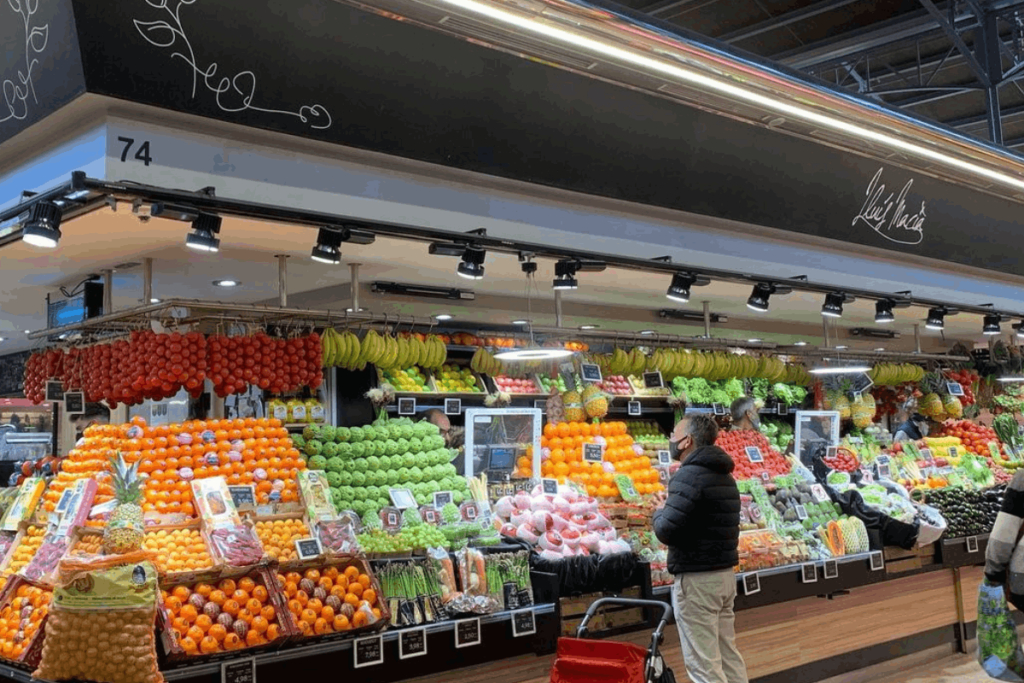 Client comprant a la parada de Fruites i Verdures Lluís Macià del mercat del Ninot.