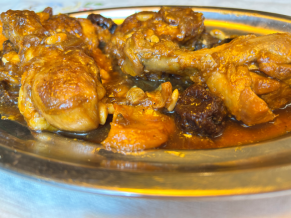 Rostit de pollastre amb prunes, orellanes i pinyons - 1 ració (mínim 2 racions)